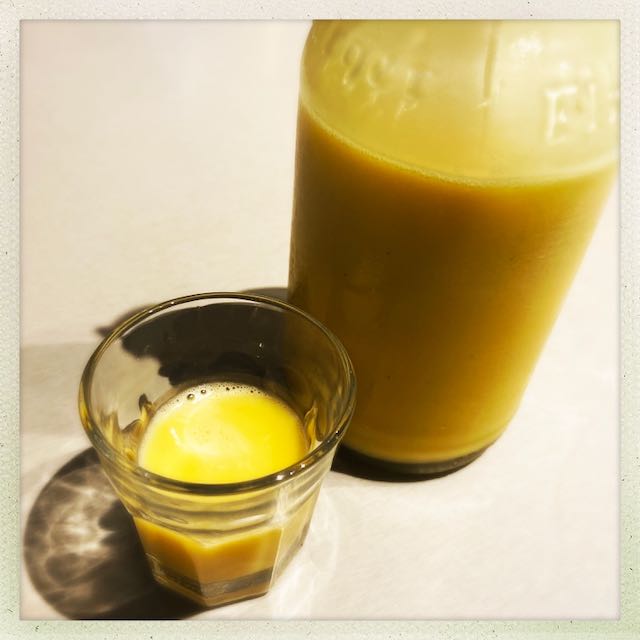 Eierlikör selbstgemacht - Glas und Flasche