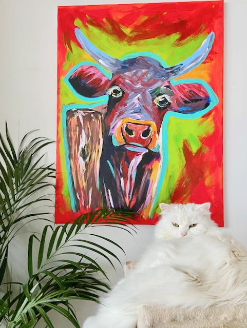 Bild einer in Acryl gemalten Pop Art Kuh mit meiner Katze Yuki im Vordergrund